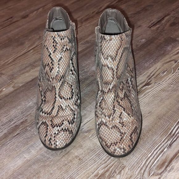 New Directions Dahlia  snakeskkin print heeled booties  ankle boots  Sz 9 - Picture 2 of 8